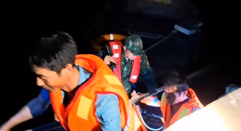 Cán bộ, chiến sỹ Đồn Biên phòng Đảo Trần khẩn trương tổ chức cứu nạn trong đêm 17/6/2026. (Ảnh: Tư liệu Đồn Biên phòng Đảo Trần)