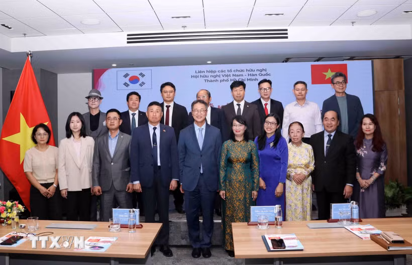 Lãnh đạo Liên hiệp các tổ chức hữu nghị Thành phố Hồ Chí Minh và Hội hữu nghị Việt Nam-Hàn Quốc Thành phố Hồ Chí Minh chụp ảnh cùng các đại biểu Hàn Quốc. (Ảnh: Xuân Khu/TTXVN)