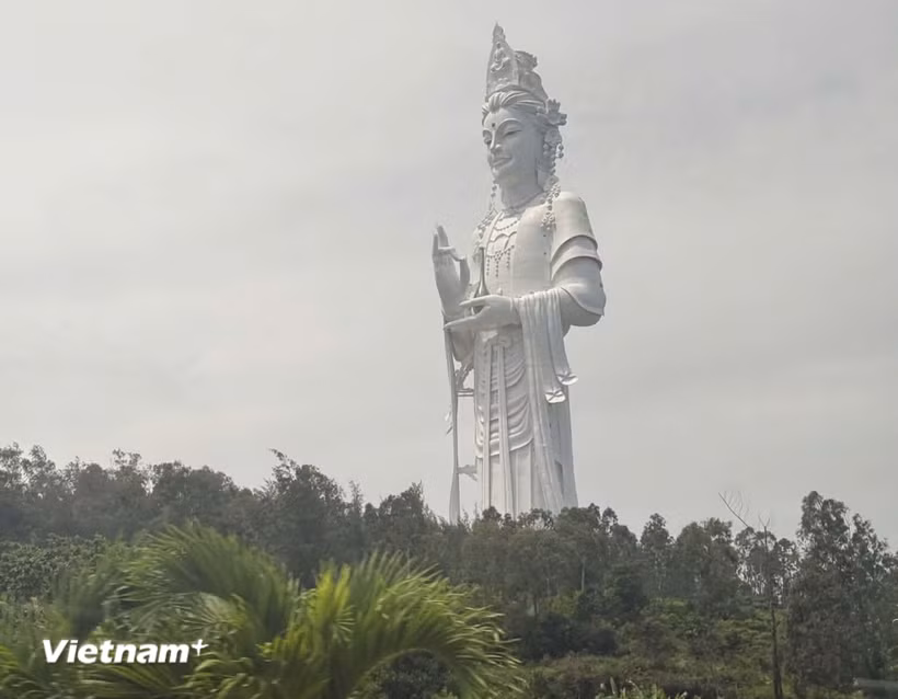 Tượng Phật Quan Âm cao nhất Việt Nam ở chùa Minh Đức, tỉnh Quảng Ngãi. (Ảnh: Hồng Hạnh/Vietnam+)