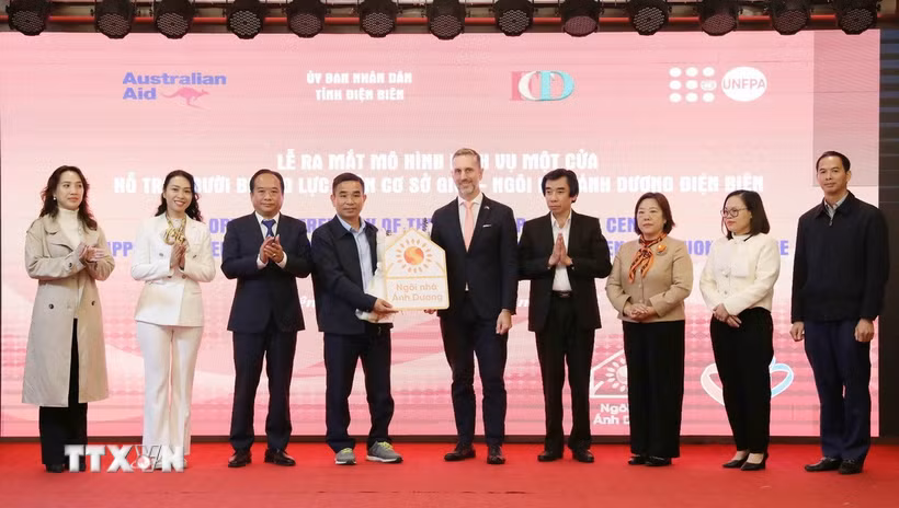 Lễ bàn giao Ngôi nhà Ánh Dương cho Quỹ Phát triển cộng đồng tỉnh Điện Biên. (Ảnh: Trung Kiên/TTXVN)