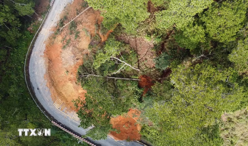 Khối đất đá khoảng 6.000m3 trên đồi thông có diện tích khoảng 3.500m2 phía taluy dương của đèo D’ran đang bị nứt toác, có thể đổ ập xuống mặt đường bất cứ lúc nào. (Ảnh: Nguyễn Dũng/TTXVN)