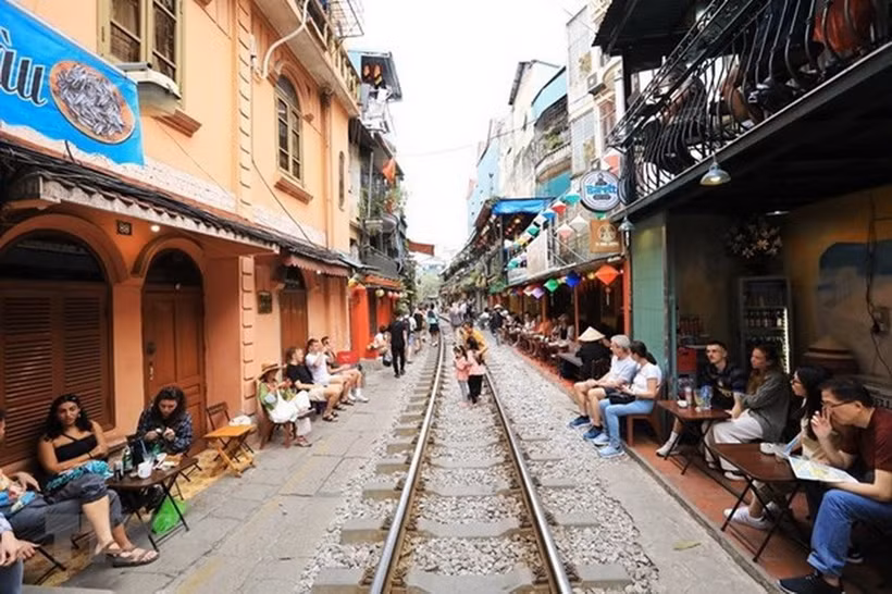 Quán càphê mọc san sát hai bên đường tàu - một đoạn đường nằm dọc hai bên tuyến đường sắt từ ga Hà Nội đến ga Long Biên, chạy cắt qua đường Lê Duẩn-Trần Phú-Cửa Đông và Phùng Hưng (quận Hoàn Kiếm, Hà Nội). (Ảnh: Tuấn Anh/TTXVN)