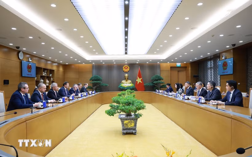 Thủ tướng Lê Minh Hưng tiếp Bộ trưởng Ngoại giao Cộng hòa Belarus Maxim Ryzhenkov. (Ảnh: Dương Giang/TTXVN)