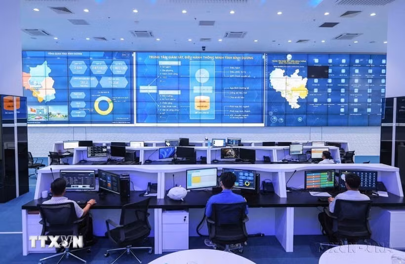 Chính phủ đặt mục tiêu đến năm 2030, Việt Nam sẽ có ít nhất 5 dự án lớn về trí tuệ nhân tạo, công nghệ bán dẫn, nhà máy thông minh và đô thị thông minh.. Trong ảnh: Trung tâm Điều hành thông minh (IOC) tỉnh Bình Dương. (Ảnh: Hoàng Hiếu/TTXVN)
