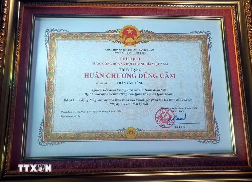 Chủ tịch nước Tô Lâm ký Quyết định số 1507/QĐ-CTN truy tặng Huân chương Dũng cảm Trung tá Trần Văn Tùng. (Ảnh: Nguyễn Công Hải/TTXVN)