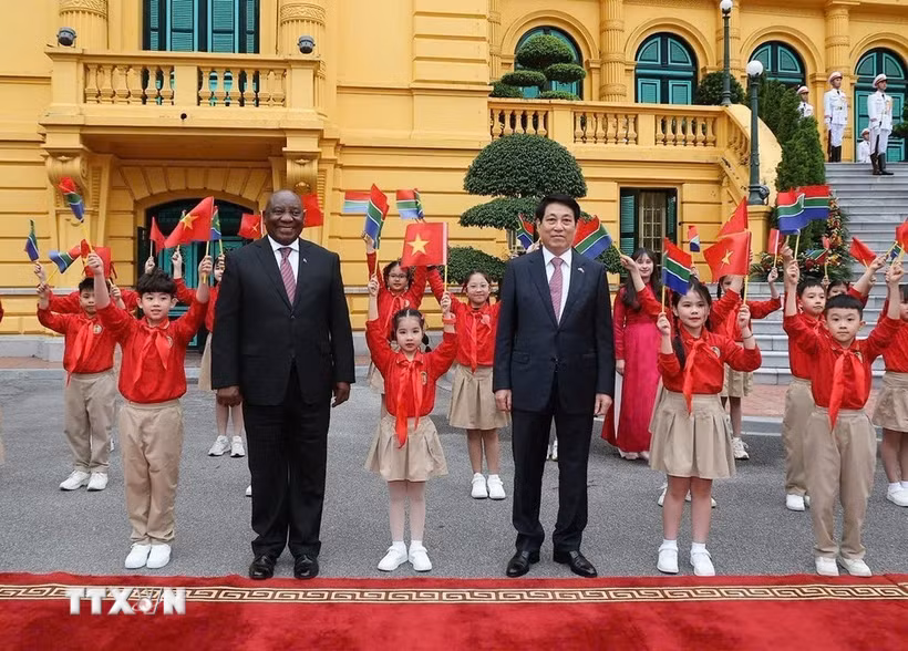 Chủ tịch nước Lương Cường và Tổng thống Nam Phi Matamela Cyril Ramaphosa với thiếu nhi Thủ đô Hà Nội. (Ảnh: Lâm Khánh/TTXVN)