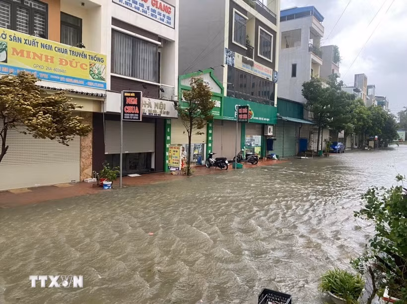 Khu vực sảnh chung cư Tân Thành 1, phường Hạc Thành, nước vẫn tiếp tục dâng cao. (Ảnh: Khiếu Tư/TTXVN)