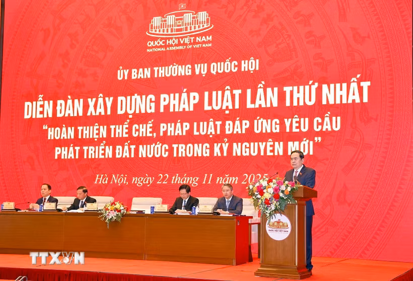 Chủ tịch Quốc hội Trần Thanh Mẫn phát biểu khai mạc và chỉ đạo Diễn đàn xây dựng pháp luật lần thứ nhất với chủ đề “Hoàn thiện thể chế, pháp luật đáp ứng yêu cầu phát triển đất nước trong kỷ nguyên mới.” (Ảnh: Doãn Tấn/TTXVN)