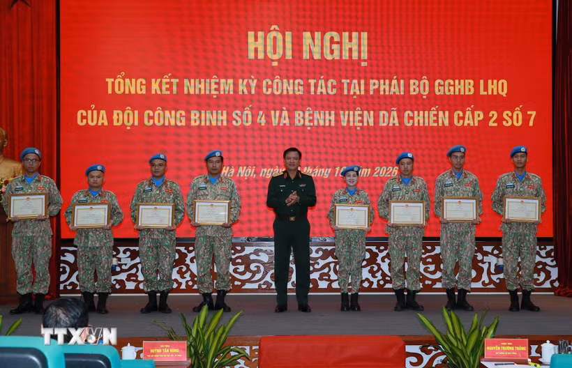 Thượng tướng Nguyễn Trường Thắng, Thứ trưởng Bộ Quốc phòng trao Bằng khen của Bộ trưởng Bộ Quốc phòng cho các tập thể, cá nhân Đội công binh số 4 và Bệnh viện dã chiến cấp 2 số 7. (Ảnh: Trọng Đức/TTXVN)