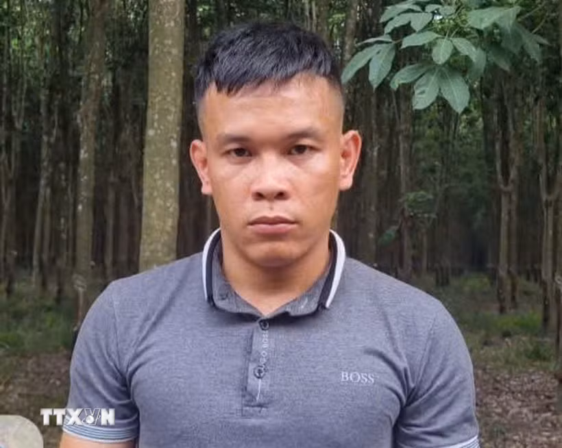 Bắt giữ đối tượng Nguyễn Văn Đức để điều tra về hành vi “Cướp tài sản” và “Hiếp dâm.” (Ảnh: TTXVN phát)