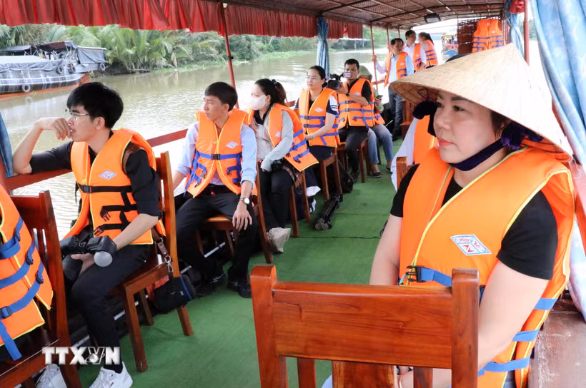 Khách trải nghiệm đi thuyền máy trên sông tại Làng du lịch cộng đồng Nhị Hòa, xã Nhị Long. (Ảnh: Thanh Hòa/TTXVN)