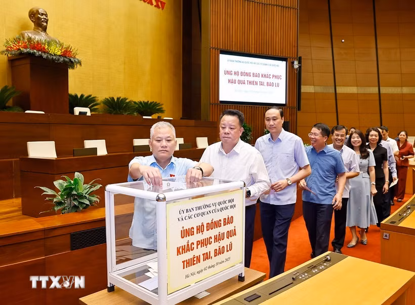 Lãnh đạo Quốc hội, cán bộ, nhân viên các cơ quan của Quốc hội tham gia Lễ ủng hộ đồng bào khắc phục hậu quả thiên tai, bão lũ. (Ảnh: Doãn Tấn/TTXVN)