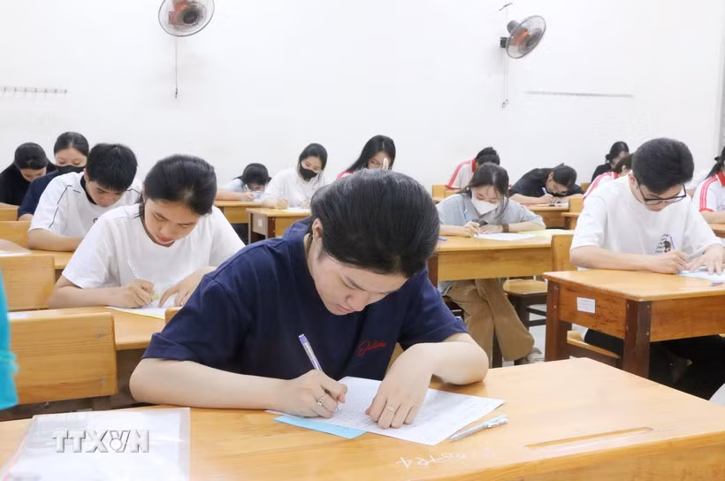 Các thí sinh tham dự Kỳ thi Tốt nghiệp Trung học phổ thông. (Ảnh: Công Mạo/TTXVN)