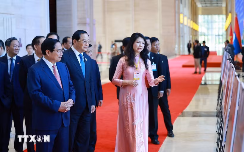 Thủ tướng Phạm Minh Chính và Thủ tướng Lào Sonexay Siphandone tham quan trưng bày ảnh về quan hệ hợp tác giữa hai nước do Thông tấn xã Việt Nam thực hiện. (Ảnh: Dương Giang/TTXVN)
