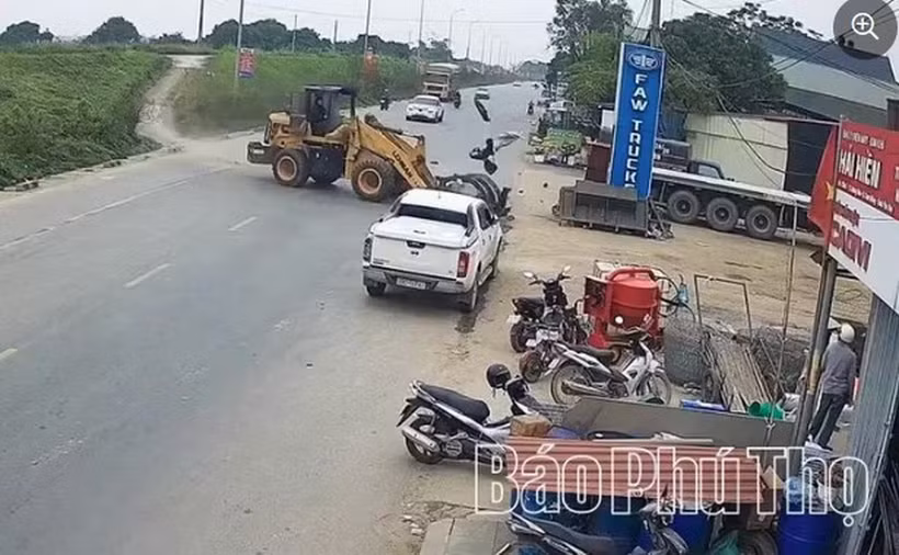 Hiện trường vụ tai nạn giao thông nghiêm trọng xảy ra trên Quốc lộ 32, đoạn qua xã Tam Nông, tỉnh Phú Thọ. (Nguồn: Báo Phú Thọ)