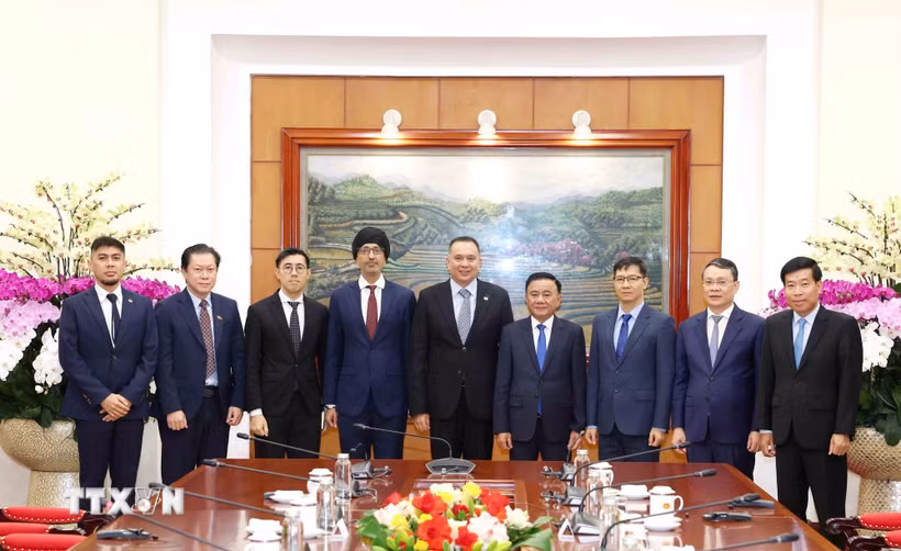 Thường trực Ban Bí thư Trần Cẩm Tú và ông Christopher Pragasam, Cục trưởng phụ trách Quan hệ quốc tế, Cục Công vụ kiêm Giám đốc điều hành Trường Công vụ quốc tế Singapore cùng các đại biểu chụp ảnh chung. (Ảnh: Phương Hoa/TTXVN)