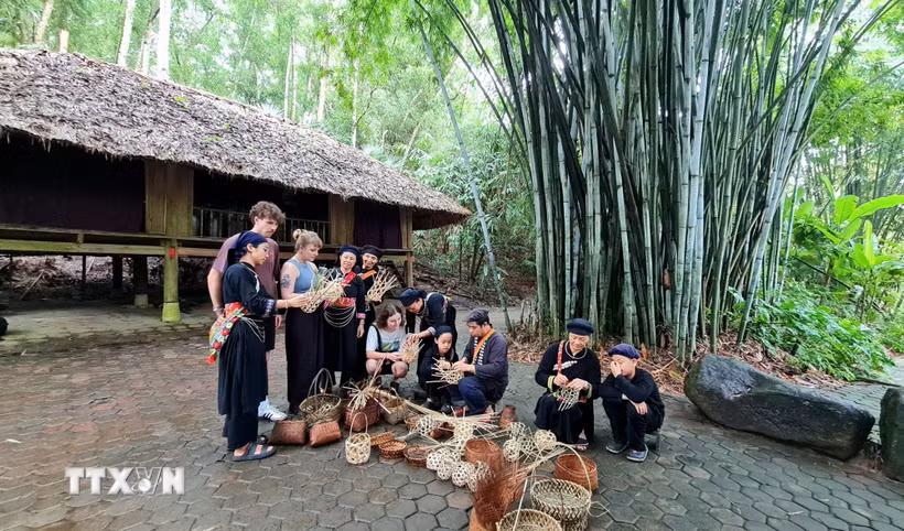 Du khách quốc tế trải nghiệm tại Bản làng Thái Hải, xã Tân Cương (Thái Nguyên). (Ảnh: Thu Hằng/TTXVN)