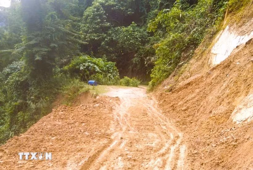 Điểm sạt lở lớn nhất, quy mô nhất tại dốc Co Ngóa được khai thông. Hơn 40m mặt đường bị sụt trượt xuống độ sâu hơn 2m đã được bồi hoàn lại mặt bằng sau khi sửa chữa. (Ảnh: TTXVN phát)