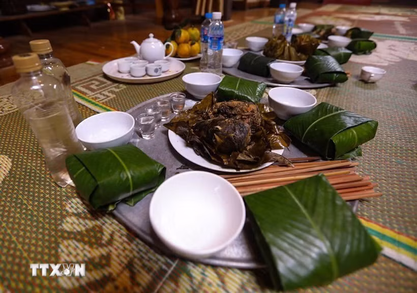 Mâm lễ cúng cơm mới của người Thái chỉ có các món làm từ cá hấp, nướng cùng những gói xôi đồ từ lúa nương. (Ảnh: Trọng Đạt/ TTXVN)