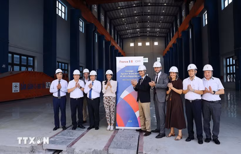 Đại diện cán bộ tỉnh Phú Thọ cùng đoàn công tác của Bộ trưởng ủy nhiệm đặc trách Pháp ngữ, Đối tác quốc tế và Pháp kiều tại Nhà máy Thủy điện Hòa Bình mở rộng. (Ảnh: Thanh Hải/TTXVN)