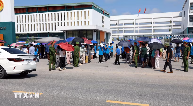 Các thí sinh ra về sau khi hoàn thành bài thi. (Ảnh: Quang Cường/TTXVN)