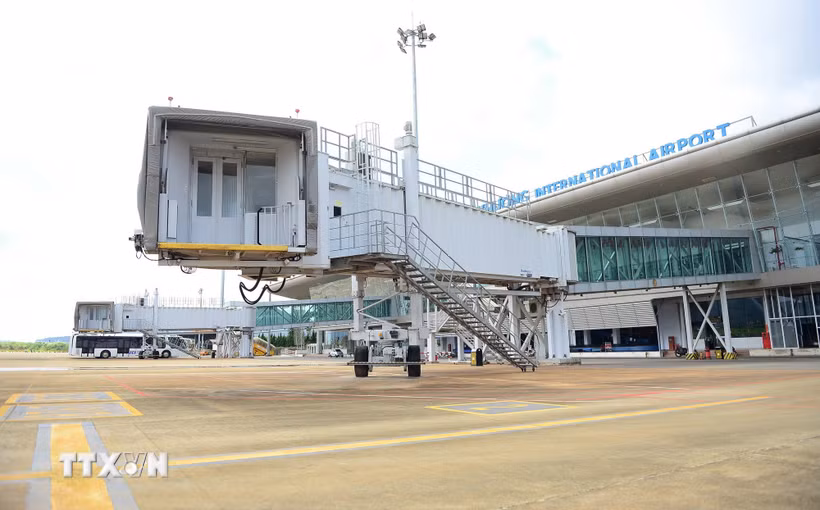 Hệ thống cầu thang dẫn từ cửa máy bay đến khu vực nhà ga sẵn sàng cho ngày Sân bay Liên Khương tái hoạt động. (Ảnh: Nguyễn Dũng/TTXVN)