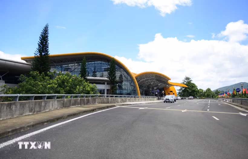 Phía trước nhà ga hành khách của Sân bay Liên Khương đã hoàn thành chỉnh trang. (Ảnh: Nguyễn Dũng/TTXVN)