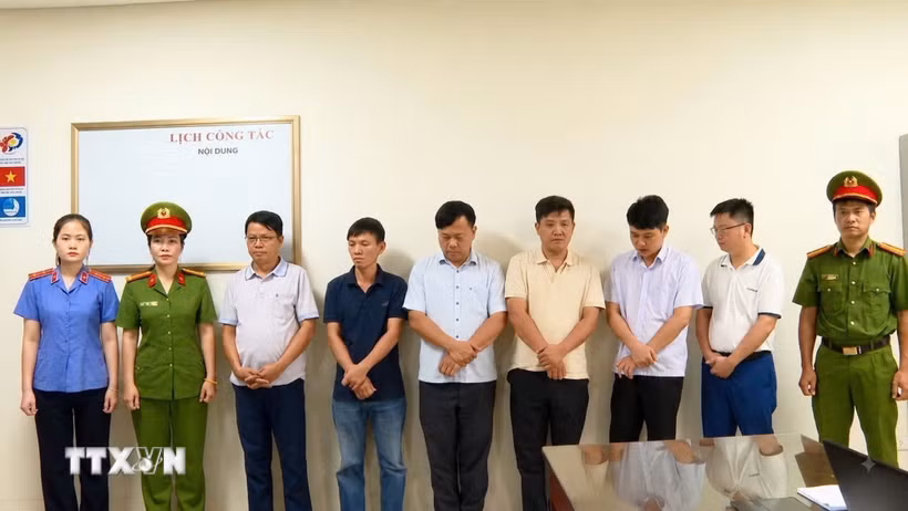 Với việc khởi tố thêm 6 bị can, Cơ quan Cảnh sát điều tra đã bước đầu làm rõ trách nhiệm của từng đối tượng có hành vi đặt làm, trực tiếp làm giả và sử dụng các phiếu kết quả thí nghiệm giả trong quá trình hoàn thiện hồ sơ công trình. (Ảnh: TTXVN phát)