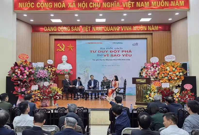 Giao lưu khách mời tại Lễ ra mắt sách. (Nguồn: Vietnam+)