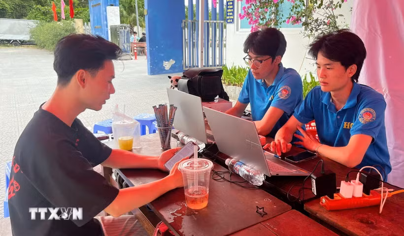 Đội tư vấn hỗ trợ tìm trọ của Trường Đại học Kinh tế-Đại học Huế tích cực hướng dẫn tân sinh viên. (Ảnh: Văn Dũng/TTXVN)