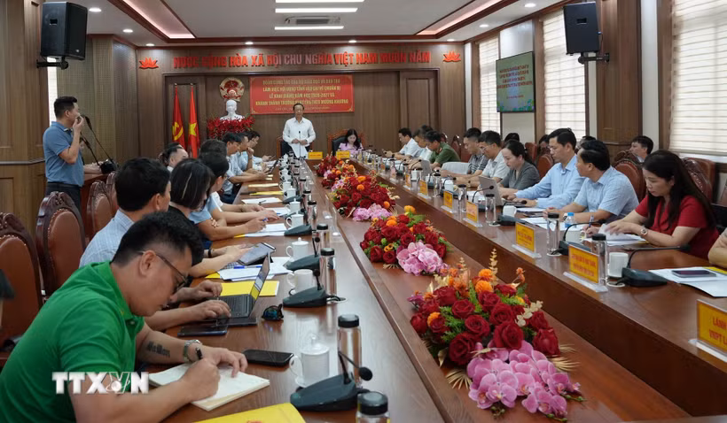 Bộ Giáo dục và Đào tạo kiểm tra công tác chuẩn bị cho ngày khai giảng năm học mới tại tỉnh Lào Cai. (Ảnh: Hồng Ninh/TTXVN)
