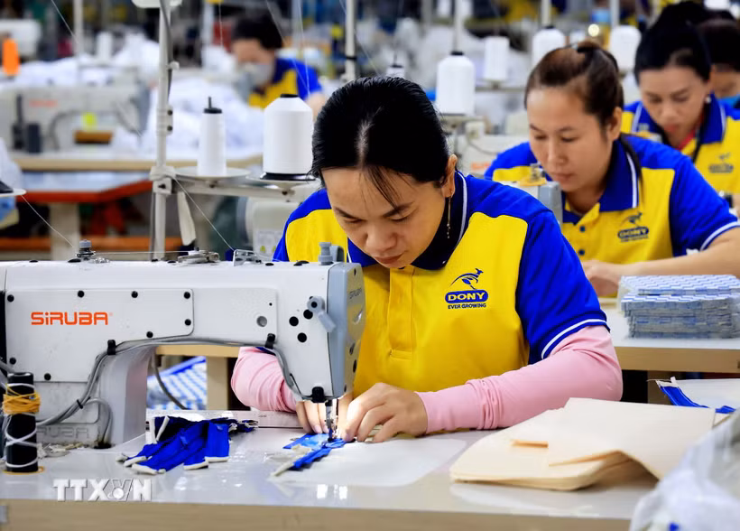 Sản xuất hàng dệt may xuất khẩu. (Ảnh: Hồng Đạt/TTXVN)