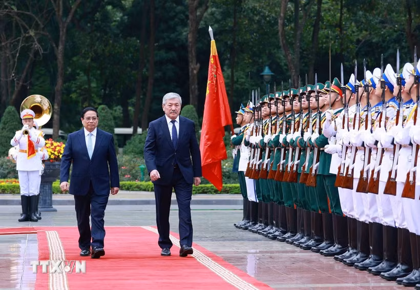 Thủ tướng Phạm Minh Chính chủ trì Lễ đón Thủ tướng Kyrgyzstan Adylbek Kasymaliev thăm chính thức Việt Nam. (Ảnh: Dương Giang /TTXVN)