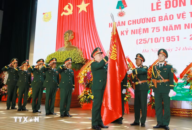 Đại tướng Nguyễn Trọng Nghĩa, Ủy viên Bộ Chính trị, Bí thư Trung ương Đảng, Ủy viên Thường vụ Quân ủy Trung ương, Chủ nhiệm Tổng cục Chính trị QĐND Việt Nam gắn Huân chương Bảo vệ Tổ quốc hạng Nhất lên Quân kỳ Quyết thắng của Học viện Chính trị. (Ảnh: Trọng Đức/TTXVN)