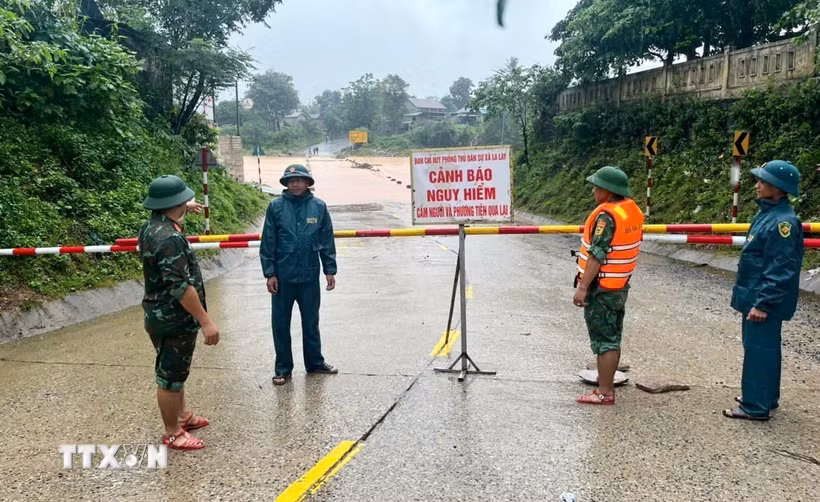 Bộ đội Biên phòng tỉnh Quảng Trị chủ động triển khai phương án ứng phó thiên tai theo phương châm “4 tại chỗ”. (Ảnh: TTXVN phát)