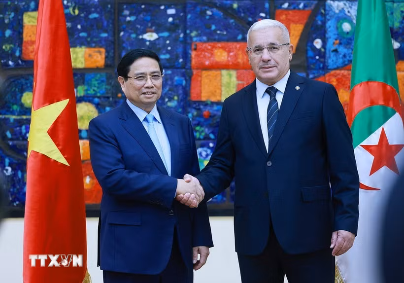Thủ tướng Phạm Minh Chính hội kiến Chủ tịch Quốc hội Nhân dân Algeria (Hạ viện Algeria) Brahim Boughali. (Ảnh: Dương Giang/TTXVN)