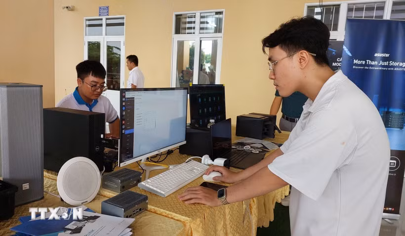 Sinh viên trường cao đẳng Cà Mau thực hành trên các thiết bị hiện đại. (Ảnh: TTXVN phát)