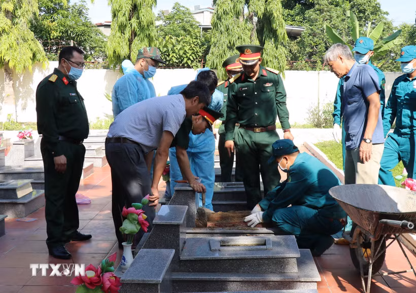 Lực lượng chức năng thực hiện khai quật, lấy mẫu hài cốt liệt sỹ tại các phần mộ chưa xác định thông tin tại Nghĩa trang liệt sỹ xã Cư Jút (tỉnh Lâm Đồng). (Ảnh: Nguyễn Huy Thành/TTXVN)
