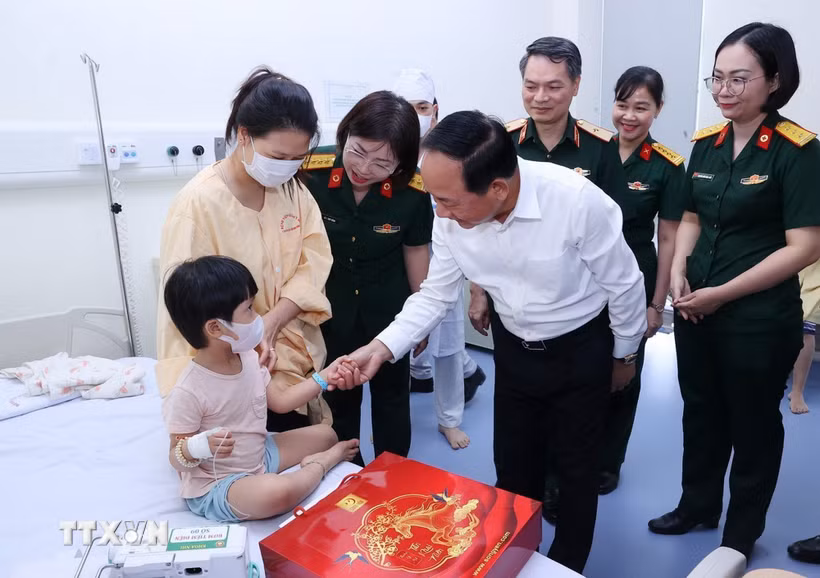 Trưởng Ban Tuyên giáo Trung ương Trịnh Văn Quyết thăm, động viên, tặng quà các bệnh nhi đang chữa bệnh tại Bệnh viện Quân Y 103. (Ảnh: Văn Điệp/TTXVN)