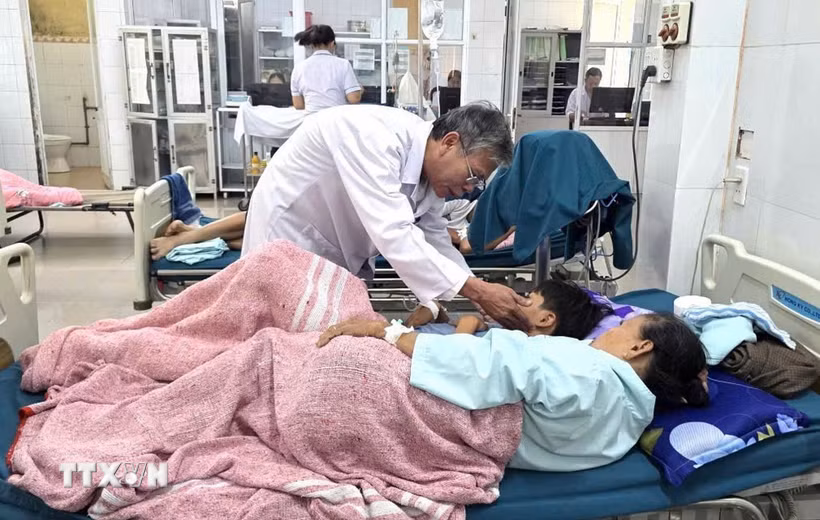 Trước số lượng bệnh nhân nhập viện liên tục, Bệnh viện Đa khoa khu vực Cam Lộ (Quảng Trị) đã huy động nhân lực tại các khoa, phòng để thăm khám, phân loại và điều trị. (Ảnh: TTXVN phát)