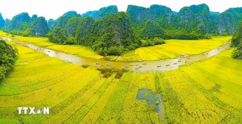 Tam Cốc-Bích Động nằm trong Quần thể Danh thắng Tràng An đã được UNESCO công nhận là Di sản Văn hóa, Thiên nhiên Thế giới. (Ảnh: Minh Đức/TTXVN)