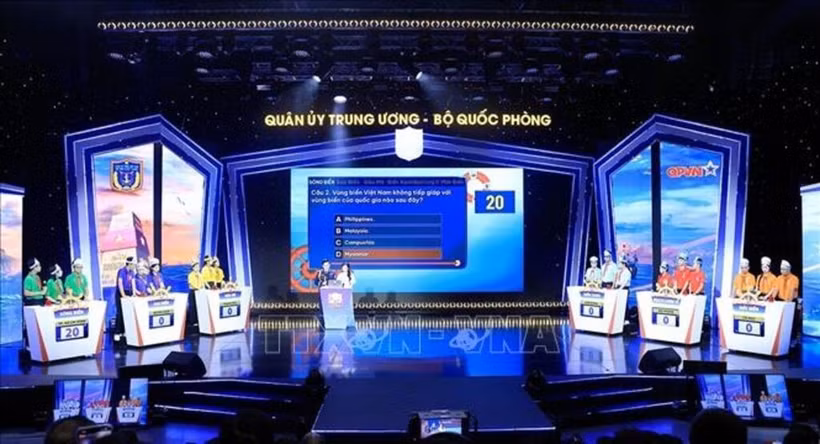 Các đội tham gia trả lời câu hỏi tại vòng chung kết. (Ảnh: Tuấn Anh/TTXVN)