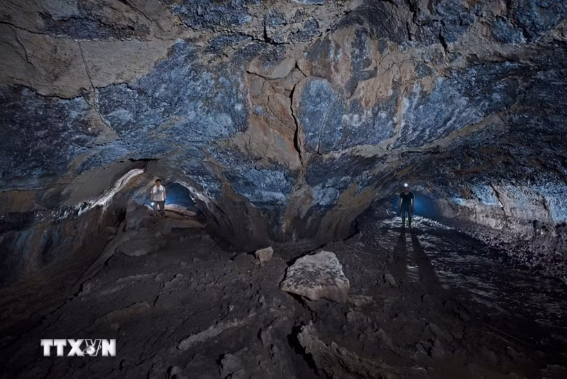 Bên trong Hang C2 thuộc hệ thống hang động núi lửa Krông Nô, Công viên Địa chất toàn cầu UNESCO Đắk Nông. (Ảnh: TTXVN phát)