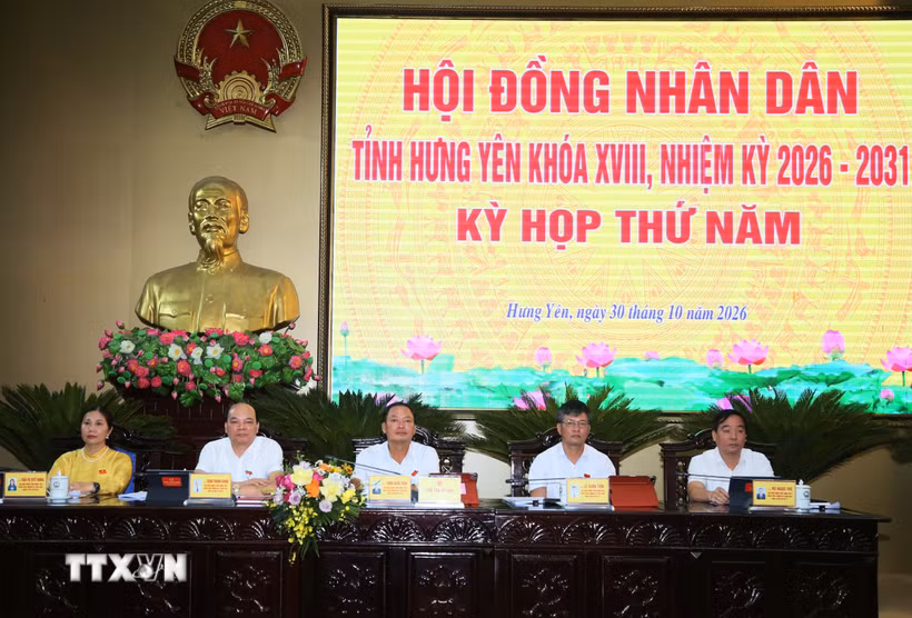 Đoàn Chủ toạ điều hành kỳ họp thứ 5 Hội đồng Nhân dân tỉnh Hưng Yên Khoá XVIII. (Ảnh: Nguyễn Công Hải/TTXVN)