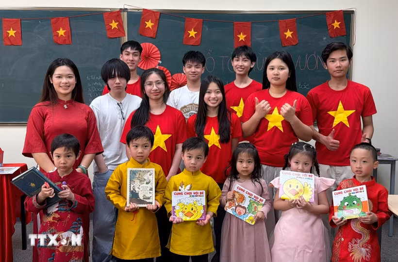 Nhóm Tuổi trẻ Việt thuộc Hội đồng Văn hóa Giáo dục Canada-Việt Nam (CVCEC) trong một buổi dạy tiếng Việt cho các thiếu nhi gốc Việt tại Toronto, Canada. (Ảnh: TTXVN phát)