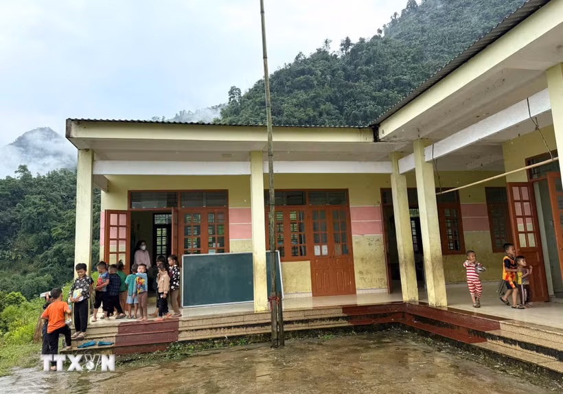 Học sinh ở Điểm trường Trà Tá, Trường Tiểu học cơ sở xã Thạch Lâm, tỉnh Cao Bằng. (Ảnh: Chu Hiệu/TTXVN)