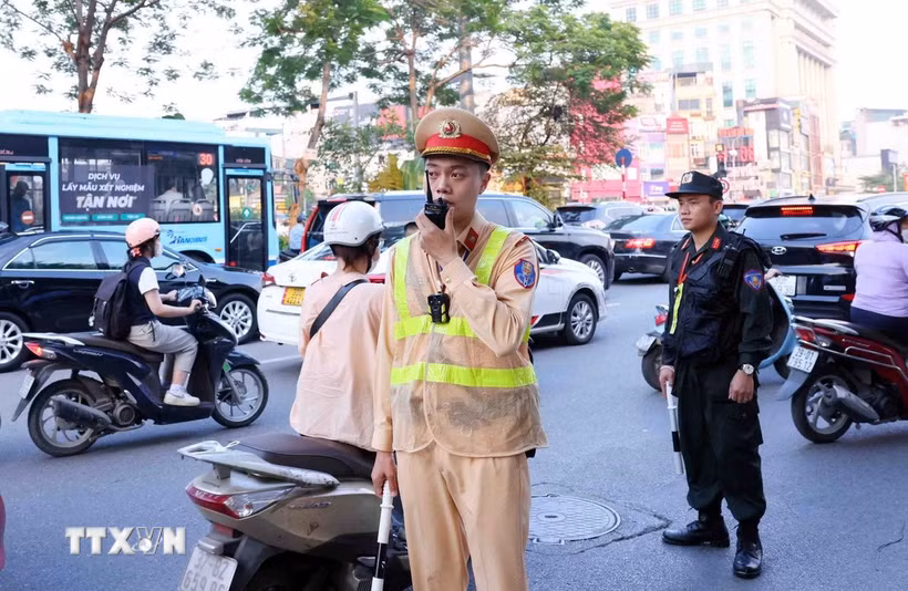 Tổ công tác đặc biệt của Công an thành phố Hà Nội gồm lực lượng Cảnh sát Giao thông, Cảnh sát cơ động phối hợp với Công an địa phương thực hiện kiểm tra và xử lý nghiêm các vi phạm giao thông. (Ảnh: Phạm Kiên/ TTXVN)