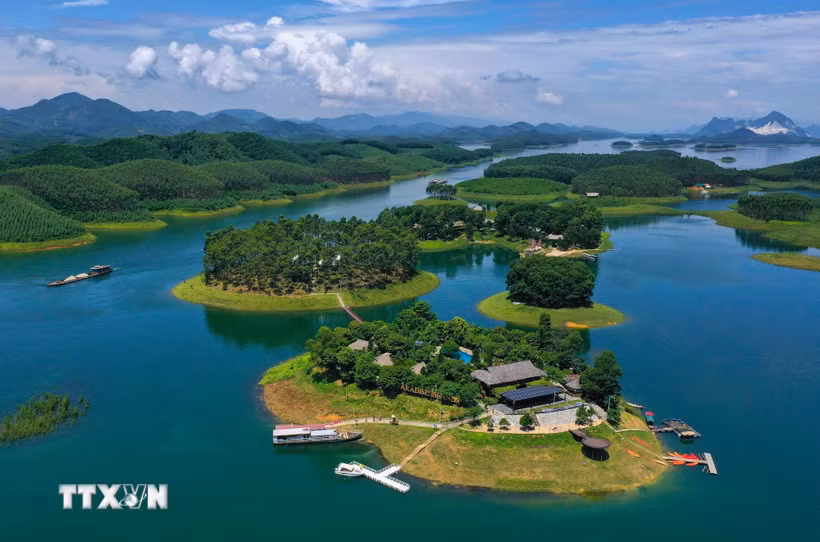Hồ Thác Bà (Yên Bái), nơi được ví như "Hạ Long trên núi" với nhiều tiềm năng phát triển du lịch. (Ảnh: Tuấn Anh/TTXVN)