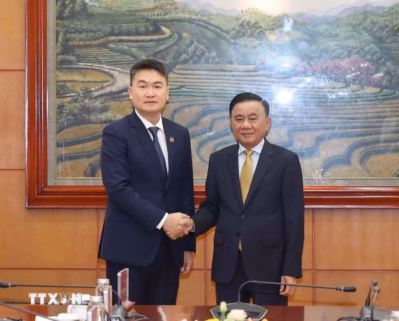 Thường trực Ban Bí thư Trần Cẩm Tú và Ủy viên Trung ương Đảng, Bí thư Trung ương Đoàn Thanh niên Nhân dân Cách mạng Lào Thongly Sisoulith. (Ảnh: Phương Hoa/TTXVN)