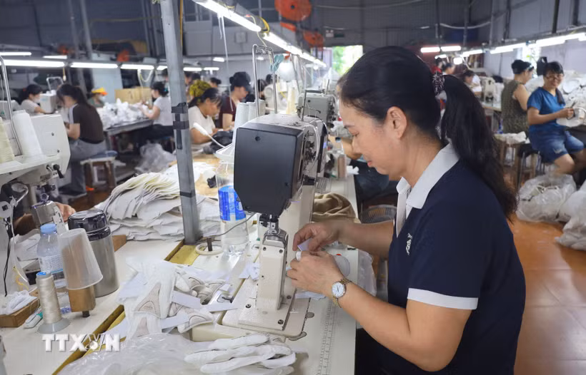 Nếu lãi suất vay vốn vượt 10%/năm, doanh nghiệp gần như không còn lợi nhuận sau khi tính toán các chi phí liên quan. (Ảnh minh họa: Minh Thu/TTXVN)